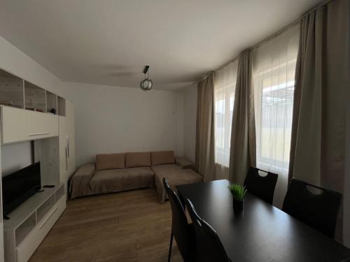Μια τηλεόραση ή/και κέντρο ψυχαγωγίας στο Apartament Bragadiru complex rezidențial