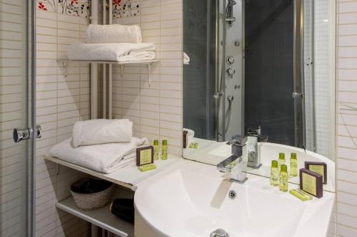 Beautiful studio on the most prestigious street Saint-Honore - Near Louvre, amazing location!
