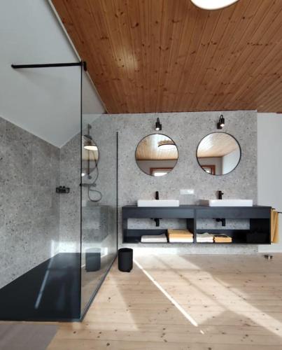 bagno con doccia e 2 specchi di reLAX - stilvolle Ferienunterkunft a Ebene Reichenau