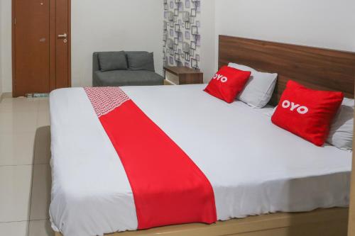 Ένα ή περισσότερα κρεβάτια σε δωμάτιο στο OYO 93948 Bunda Rachma Rooms