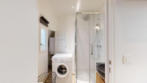 La salle de bains est pourvue d'un lave-linge et d'une douche. dans l'établissement 333 Suite Chou - Superbe Appartement à Paris., à Paris