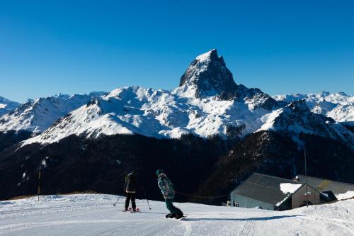 ラランスにあるSuperbe logement 12 pers famille ou groupe.の雪山スキー2名