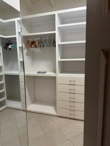 グロス・アイレットにあるLuxury Spacious 3BR Villa With Poolのギャラリーの写真