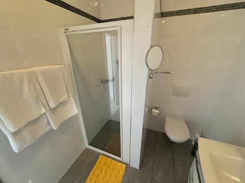 Ένα μπάνιο στο Funtana Appartements an der 1 Reihe vom Meer