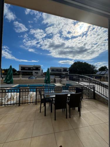 Μπαλκόνι ή βεράντα στο Funtana Appartements an der 1 Reihe vom Meer