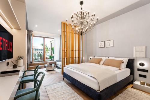 una camera da letto con un letto grande e un lampadario di Catalog Boutique Rooms Bratislava a Bratislava