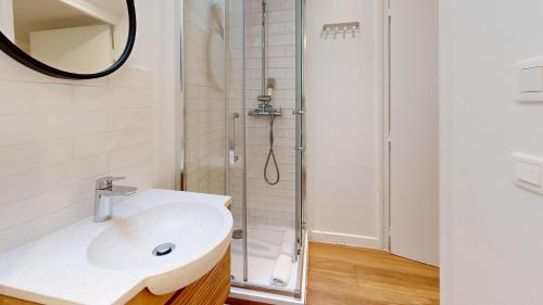une salle de bain avec un lavabo et une douche dans l'établissement 135 Suite Franck - Charmant Studio à Paris, à Paris