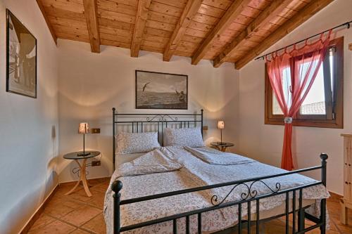 una camera da letto con un letto e una finestra di Piccolo Rustico, Casaliva - Theater Home a Gargnano