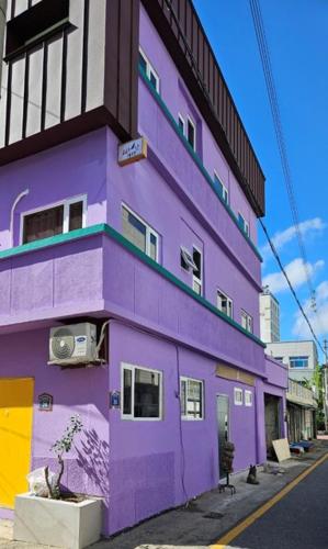 a purple building on the side of a street at Yachtie Inn 1897 in Mokpo