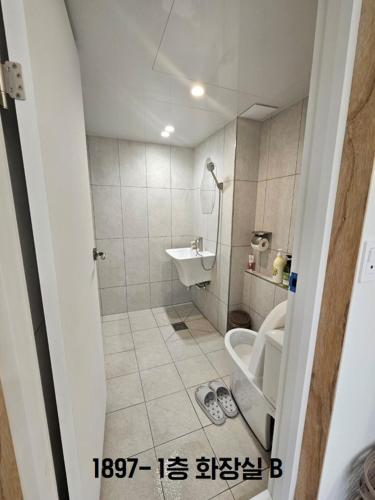 a bathroom with a toilet and a sink at Yachtie Inn 1897 in Mokpo