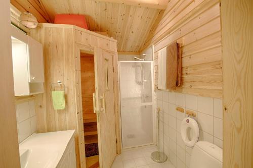 a bathroom with a toilet and a shower and a sink at Welcoming Cabin with Fireplace & Modern Kitchen in Beitostøl