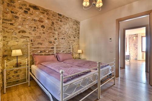Postel nebo postele na pokoji v ubytování Rustico Melograno, Il Grano - Theater Home