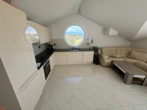 Η κουζίνα ή μικρή κουζίνα στο Funtana Appartements an der 1 Reihe vom Meer