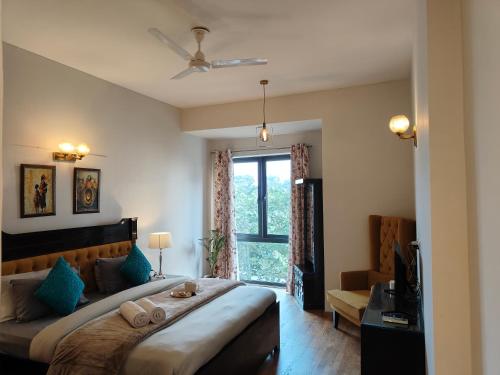 une chambre avec un grand lit et une fenêtre dans l'établissement Hostie Evanya - 2BHK Serviced Apartment near Golf Course Road, à Gurgaon