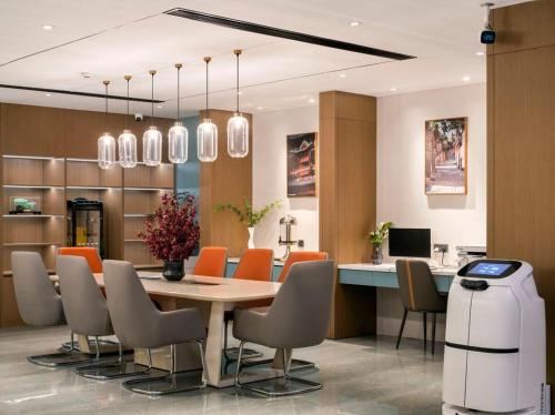a dining room with a table and chairs at Mehood EZZI Hotel Jinzhong Jiexiu Middle Beitan Road Railway Station in Jiexiu