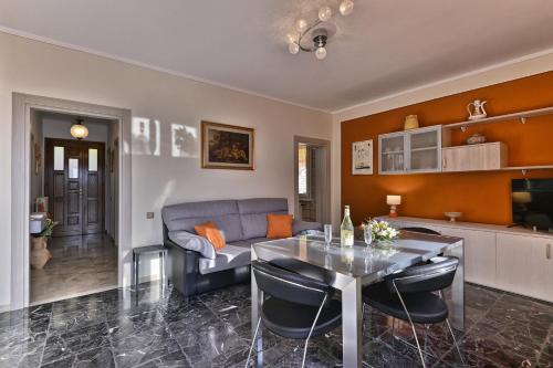 salon z kanapą i stołem w obiekcie Villa Margherita - Theater Home w mieście Tignale