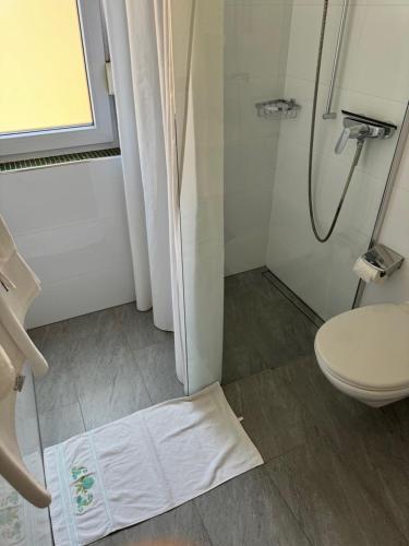 Ένα μπάνιο στο Funtana Appartements an der 1 Reihe vom Meer