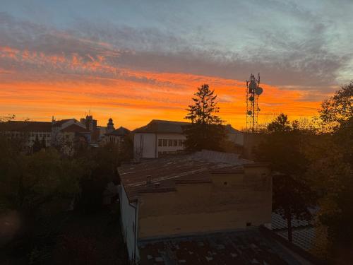 a view of a sunset from the roof of a building at UltraCentral Apartment in Târgu Jiu