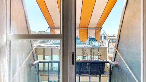 - une vue depuis le balcon d'un bateau de croisière dans l'établissement 503 Suite Pergolèse - Charmant Studio in Paris, à Paris