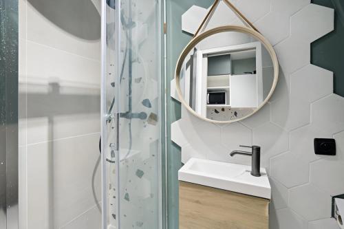 une salle de bain avec un lavabo et un miroir dans l'établissement 503 Suite Pergolèse - Charmant Studio in Paris, à Paris