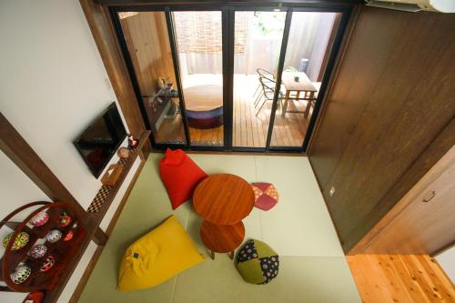 an overhead view of a room with colorful pillows at 清水いにしえ庵 in Kyoto