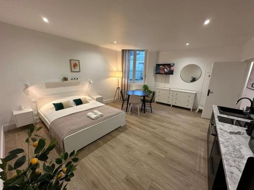 une chambre avec un lit et une table dans une pièce dans l'établissement Acapulco, studio spacieux rénové, à Reims