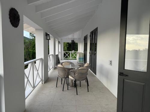 Luxury Spacious 3BR Villa With Poolにあるバルコニーまたはテラス