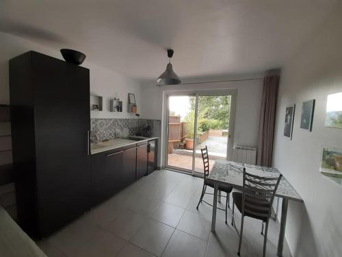 Nhà bếp/bếp nhỏ tại Studio 2 personnes au calme dans le Pilat