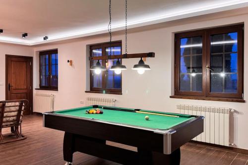 Una mesa de billar en Serenity hill