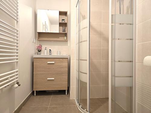 une salle de bain avec un lavabo et une douche dans l'établissement Charmante maison 6 personnes - 5 min à pied zone commerciale Sapiac - 3 chambres - 4 lits - Jardin et terrasses privés - Parking gratuit sur place, à Montauban