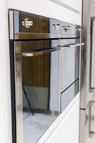 a glass door of a oven in a kitchen at Villa Meyzieu Grand Large in Meyzieu