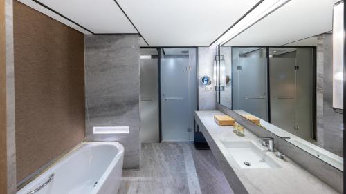Koupelna v ubytování Sheraton Grand Hangzhou Binjiang Hotel