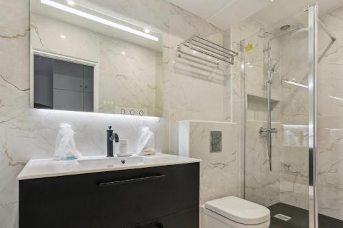 une salle de bain blanche avec un lavabo et une douche dans l'établissement 315-Suite Pascal - Superb apartment in Paris, à Paris