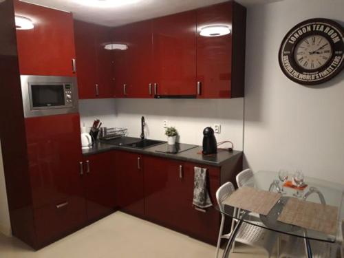 Kuchyňa alebo kuchynka v ubytovaní CHERRY APARTAMENT W ŚCISŁYM CENTRUM