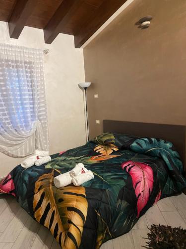 a bedroom with a bed with towels on it at Villa Frasia in Villa Grande