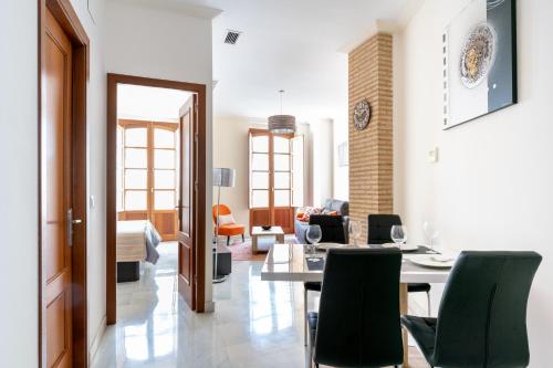 a living room with a table and chairs at Veoapartment Zaragoza in Seville