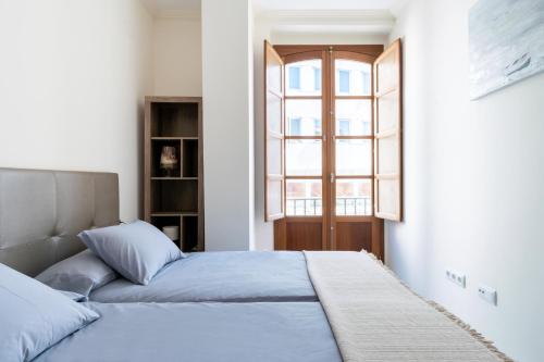 a bedroom with a bed and a window at Veoapartment Zaragoza in Seville