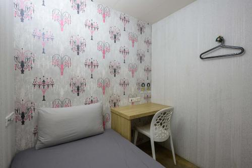 Una cama o camas en una habitación de WORK INN TPE