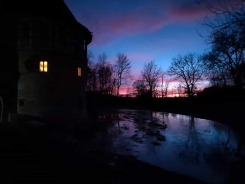 a dark photo of a pond at night at Urlaub im Wasserschloss Irmelshausen in Höchheim