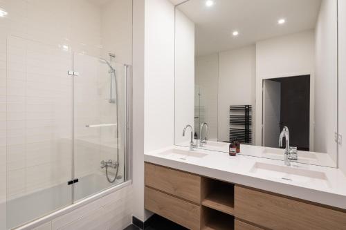 une salle de bain avec deux lavabos et une douche dans l'établissement Le Bacchus - Charmant appt avec vue sur la Vilaine, à Rennes