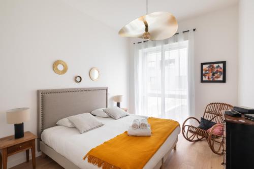 une chambre avec un lit avec deux serviettes dessus dans l'établissement Le Bacchus - Charmant appt avec vue sur la Vilaine, à Rennes