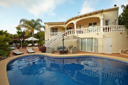 Luxury 5 Bed Mountain Views Heated Pool Games Room