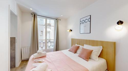 une chambre avec un grand lit avec une fenêtre dans l'établissement 155 Suite Georges - Superbe Appartement à Paris, à Paris
