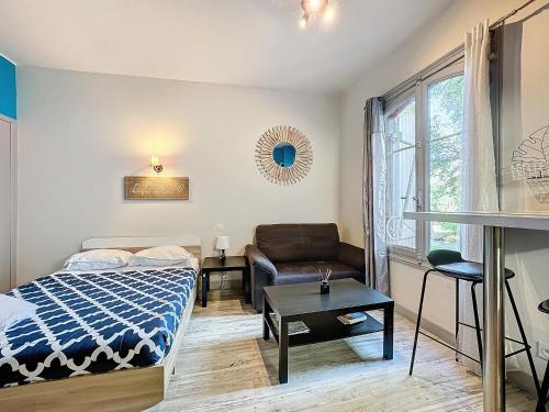 une chambre avec un lit, un canapé et une fenêtre dans l'établissement 3 Appartements , Balnéo, pour 10 personnes Maison Thermale, à Chamalières