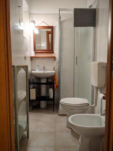 a bathroom with a toilet and a sink at Casina al Castello - Natura e Relax in Castel del Monte