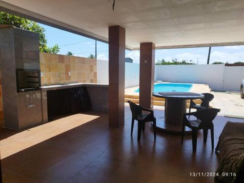 Una sala de estar con mesa y sillas y una piscina. en Dinart's House, en Lucena