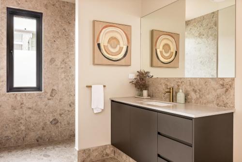 a bathroom with a sink and a mirror at Birdnest Parrot in Witchcliffe