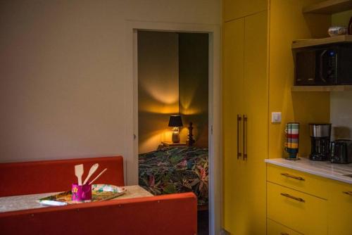 une chambre avec une cuisine et une chambre avec un lit dans l'établissement la maison des Poteries, à Chanteloup-les-Bois