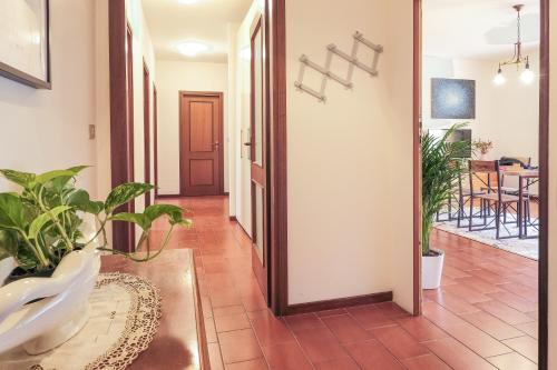a hallway with a door leading to a dining room at Ca'Molino Ampio appartamento con giardino privato vicino al centro storico fiera ospedale stazione centrale aeroporto Centergross in Bologna