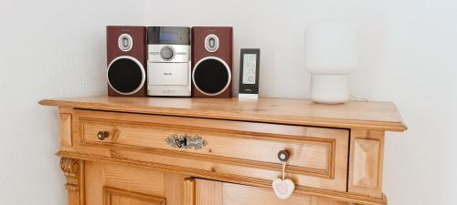 a wooden table with two speakers on top of it at Ferienhaus Sigmaringen mit Garten & Garage in Sigmaringen